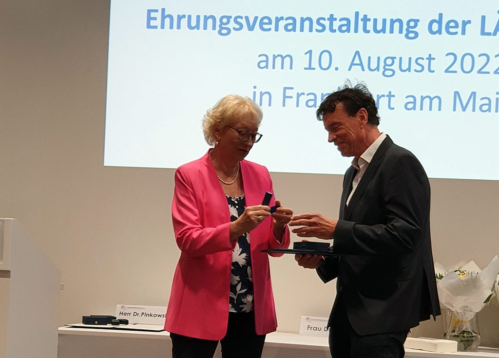 Dr. Alexander Wolff von Gudenberg wird in Frankfurt mit der silbernen Ehrenplakette der Landesärztekammer des Landes Hessen (LÄKH) für seine langjährige, erfolgreiche Tätigkeit geehrt.